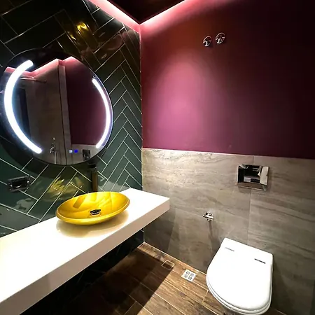 Deluxe * Tirana