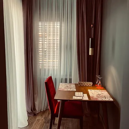 Deluxe * Tirana